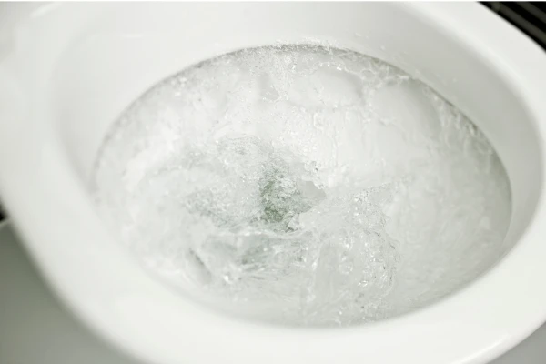 トイレに水が流れている様子