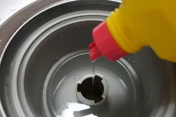 排水口（排水溝）の詰まりを解消する様子