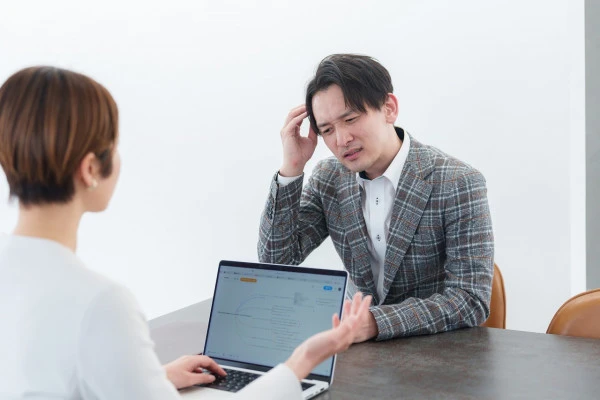 カウンセリングを受ける男性の写真