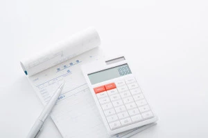 電卓と見積書の画像