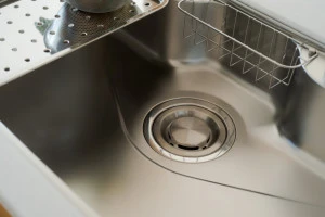 システムキッチンの水栓の写真