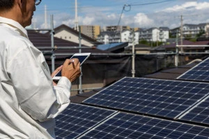 太陽光発電システムを点検している男性の写真