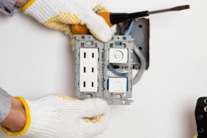 マルチメディアコンセント（電源コンセント　テレビターミナル　LAN）工事の様子