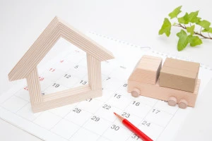 住宅と荷物を載せたトラックのつみきとカレンダー背景の写真