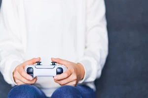 PS5で遊んでいる人の写真