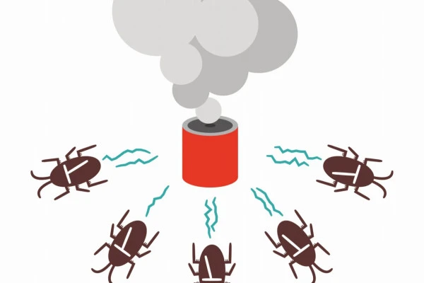 害虫駆除の煙から逃げ出すゴキブリの集団のイラスト