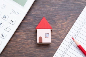 住宅と電卓とチェックリストの画像