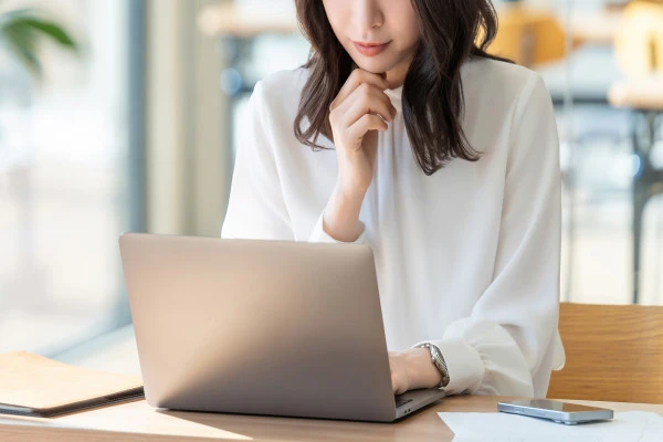 婚前調査について調べる女性の画像