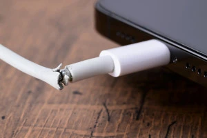 断線したスマホの充電ケーブルの写真