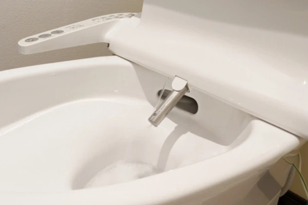 ウォシュレットから水漏れする様子