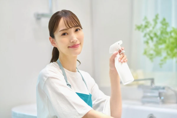 お風呂場を掃除する主婦の家事イメージ