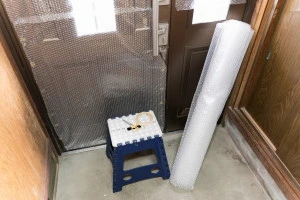 アルミ製の玄関ドアの断熱化を行っている写真