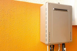 外壁に設置されたガス給湯器の写真