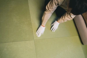 業者による畳貼り替えの様子