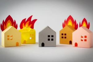 燃えている家の模型の画像