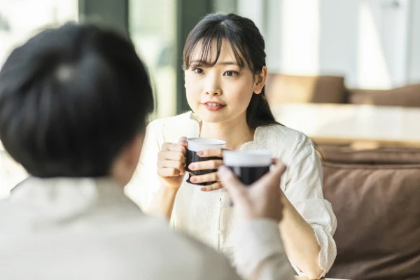 カフェで会話をする男女の写真