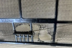 破れたエアコンフィルターの写真