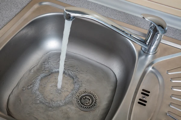 水道から出た水が排水口に水が流れていく様子