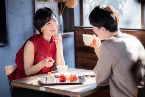 ランチデートをする男女の写真