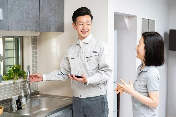 水道屋さんが点検をしているイメージ