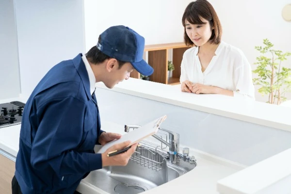 業者が点検しているイメージ