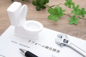 トイレの模型とトイレリフォームの見積書の画像