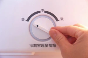 冷蔵庫の設定温度を調整している手元写真