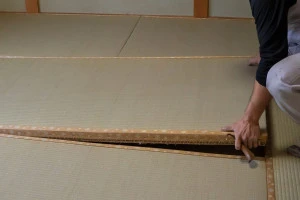 畳を上げている写真