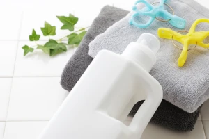 洗濯物のタオルと洗剤の写真