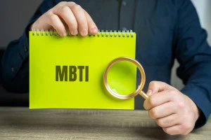 MBTIと書かれたメモ帳の写真