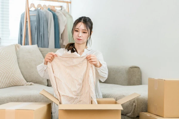 服の断捨離を行う女性の写真