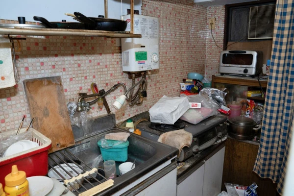 散らかった部屋の台所の写真