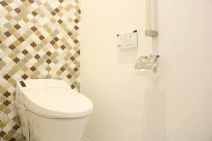 壁紙が貼られたトイレの写真