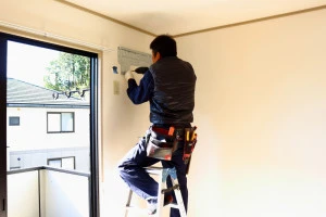 エアコンの取り付け工事の様子