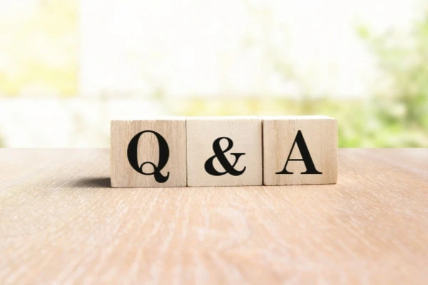 テーブルに置かれたQ＆Aのブロックの画像
