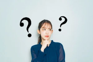 悩み考える表情の女性の写真