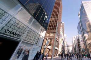太陽光を反射する高級ブランドのビルや銀座の街並みの写真