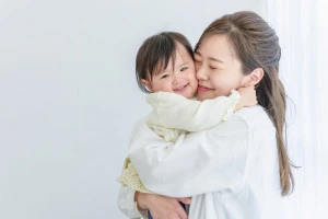 抱き合う母親と赤ちゃん