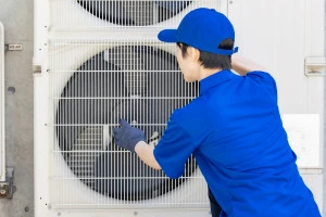 室外機を修理する業者の写真