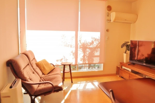 部屋に日差しが入っている画像