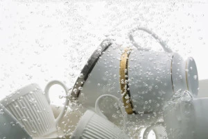 泡に包まれる食器の写真