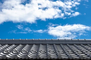 青空と屋根瓦の写真