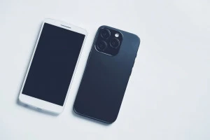 新しいスマホと古いスマホの写真