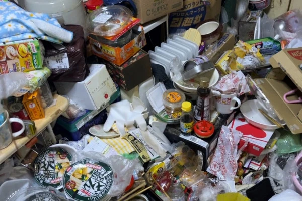 ゴミ屋敷となった部屋の写真