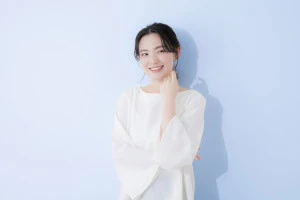 笑顔で考える女性の写真