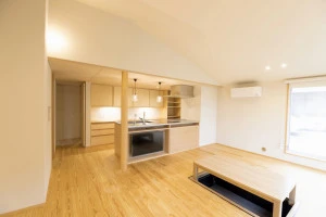 掘りごたつのあるリビングの写真