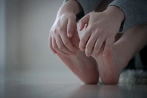 足が冷たい冷え性の女性の写真