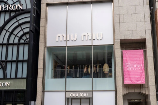 ミュウミュウ 銀座店の外観