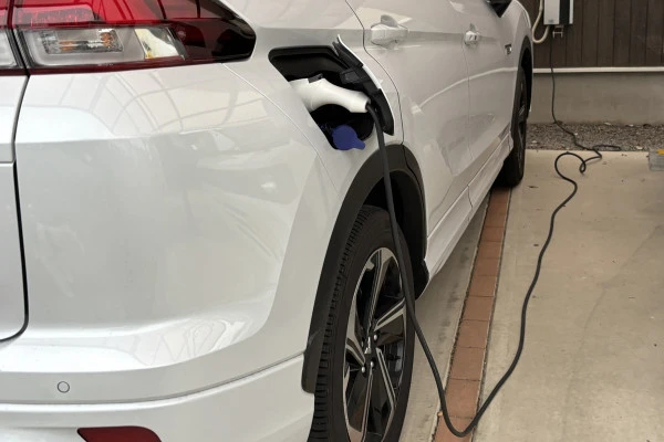 自宅で電気自動車を充電