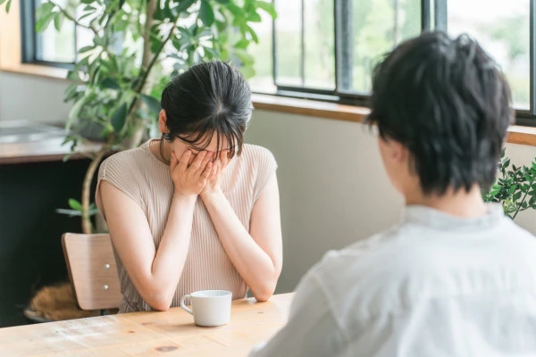 彼女が泣いているカップルの写真